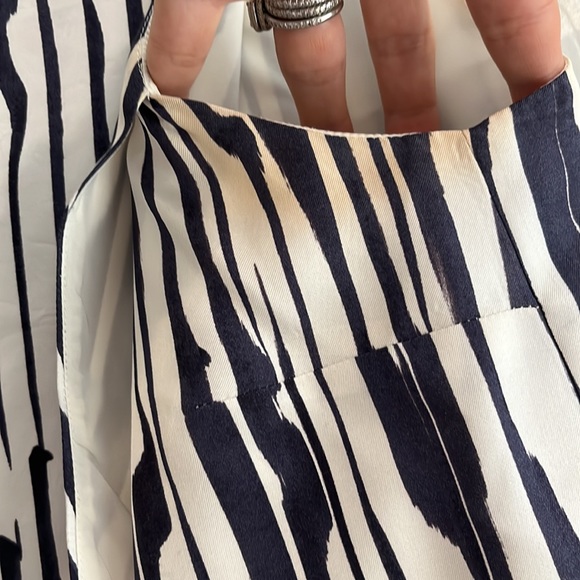 Theory Navy and White Tank. Size M. - Picture 3 of 8